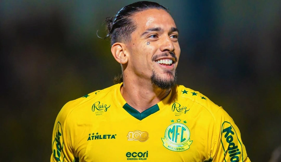 Atacante Chico da Costa