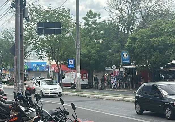 Bandidos tentam executar homem a tiros no bairro Dirceu