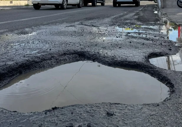 Buraco na Avenida Nossa Senhora de Fátima