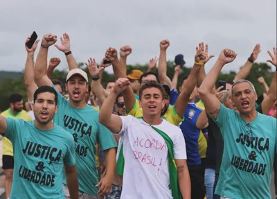 Caminhada pela Justiça e Liberdade liderada por Nikolas Ferreira