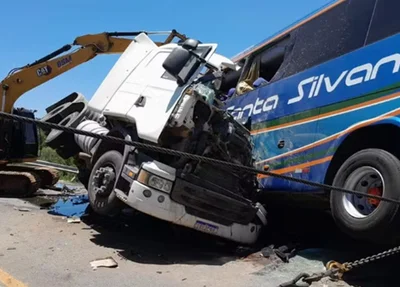 Caminhão colidiu com ônibus na BR 116