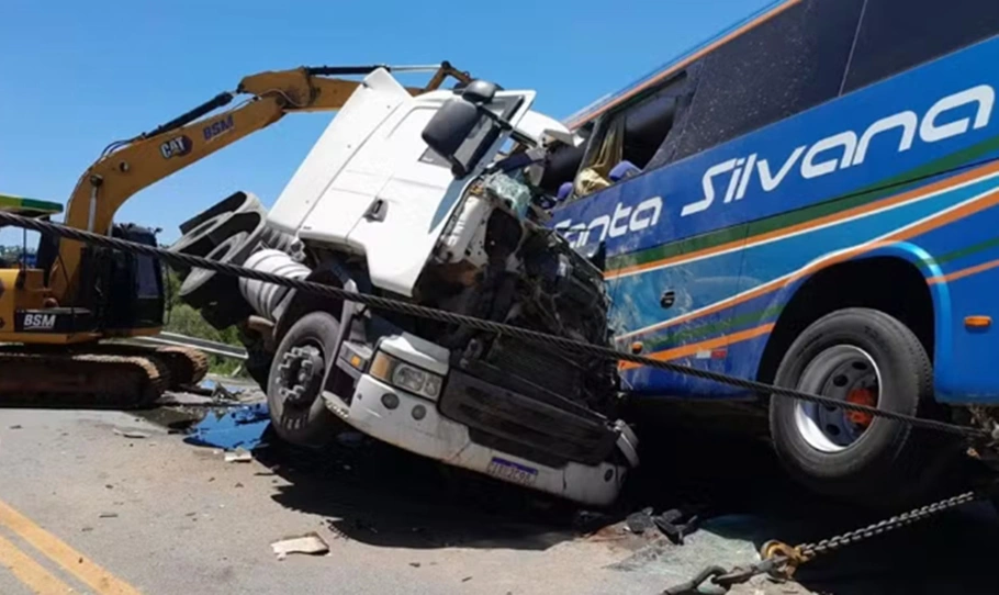 Caminhão colidiu com ônibus na BR 116