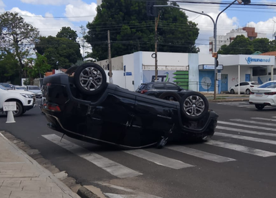 Carro capota após colisão