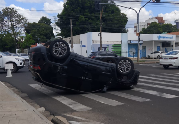 Carro capota após colisão