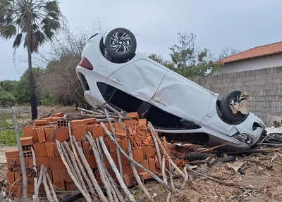 Carro capotou na cidade de Luís Correia