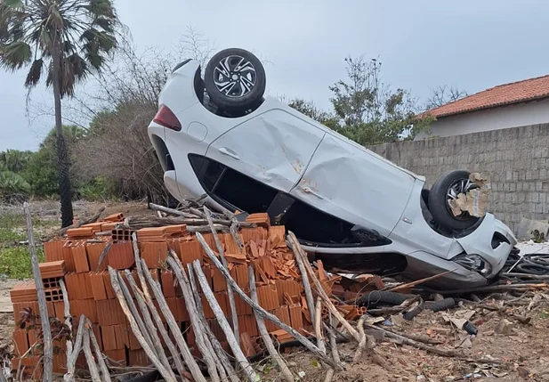 Carro capotou na cidade de Luís Correia