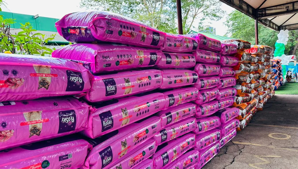 Com a doação das rações, os animais acolhidos recebem alimentação adequada