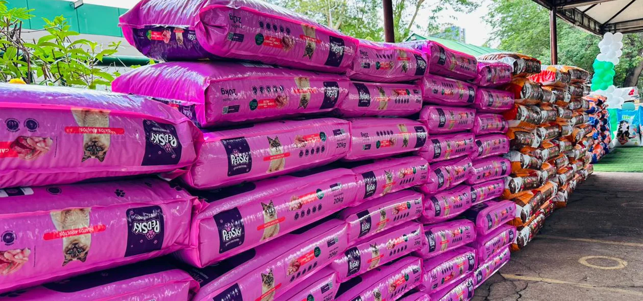 Com a doação das rações, os animais acolhidos recebem alimentação adequada