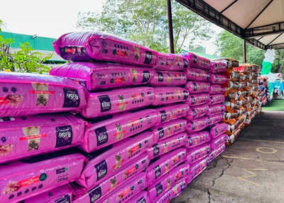 Com a doação das rações, os animais acolhidos recebem alimentação adequada
