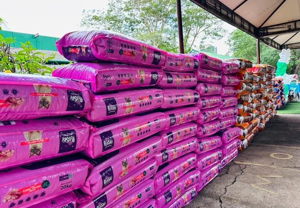 Com a doação das rações, os animais acolhidos recebem alimentação adequada