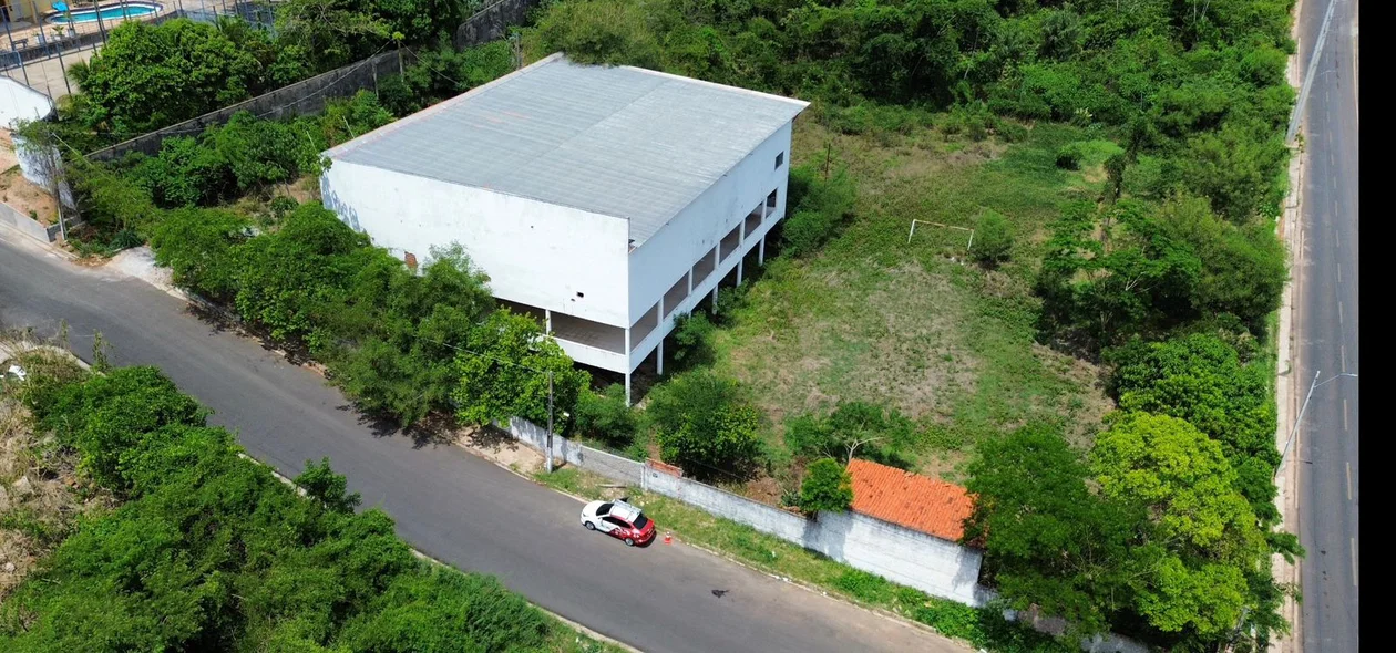 Complexo Maçônico abandonado aterroriza moradores em Teresina