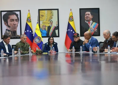 Delcy Rodríguez em reunião com equipe