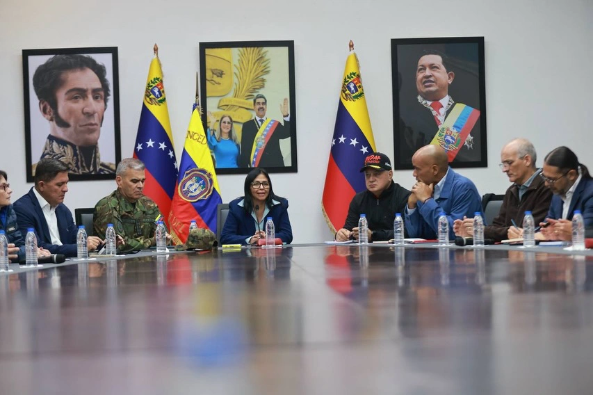 Delcy Rodríguez em reunião com equipe