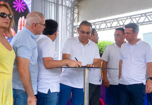Deputado Firmino Paulo acompanha governador em agenda