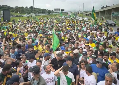 Deputado Nikolas e manifestantes em Brasília