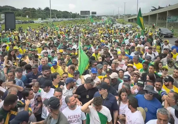Deputado Nikolas e manifestantes em Brasília