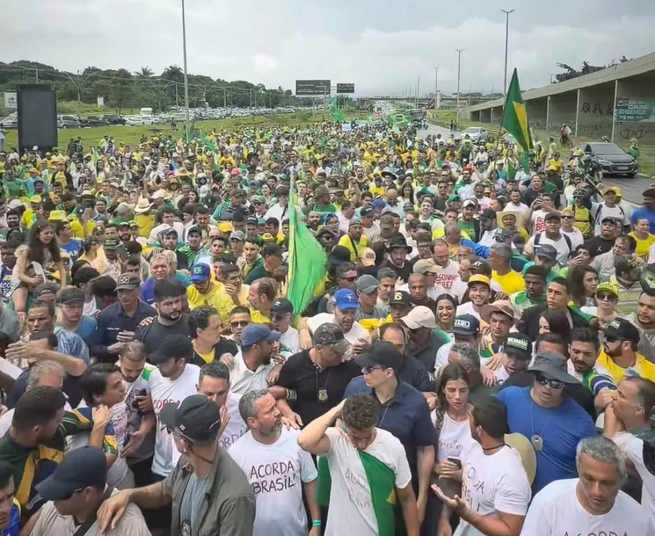 Deputado Nikolas e manifestantes em Brasília