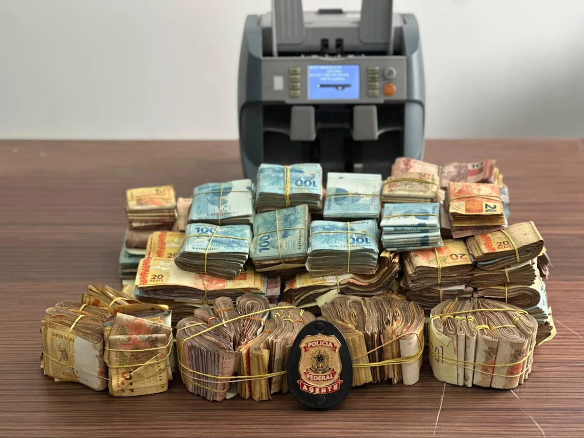 Dinheiro apreendido foi contabilizado na sede da PF