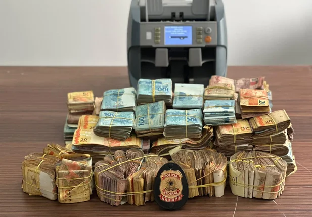 Dinheiro apreendido foi contabilizado na sede da PF