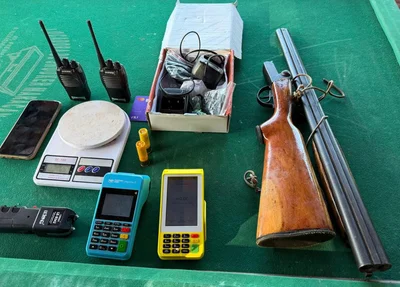 Durante a ação, as equipes apreenderam balanças de precisão, armas e munições
