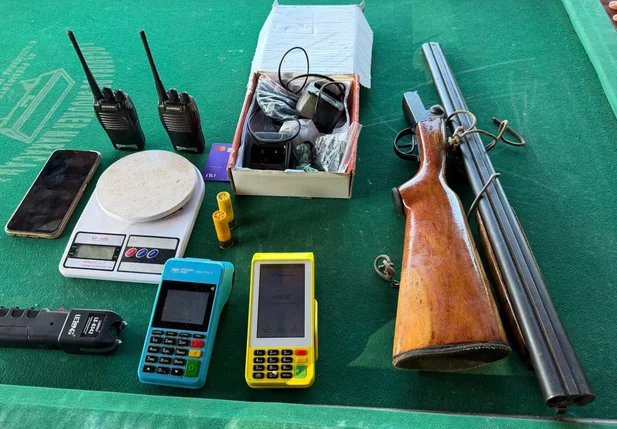 Durante a ação, as equipes apreenderam balanças de precisão, armas e munições