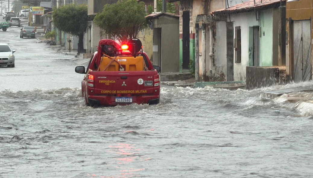 Equipes do Corpo de Bombeiros atuando em Parnaíba