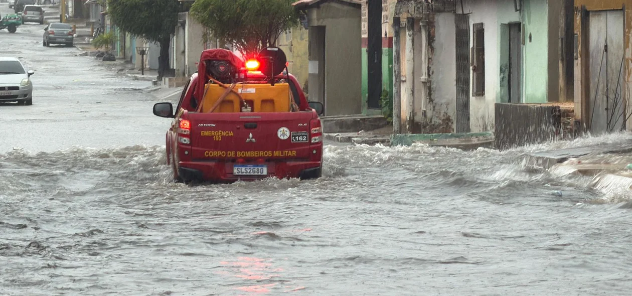 Equipes do Corpo de Bombeiros atuando em Parnaíba