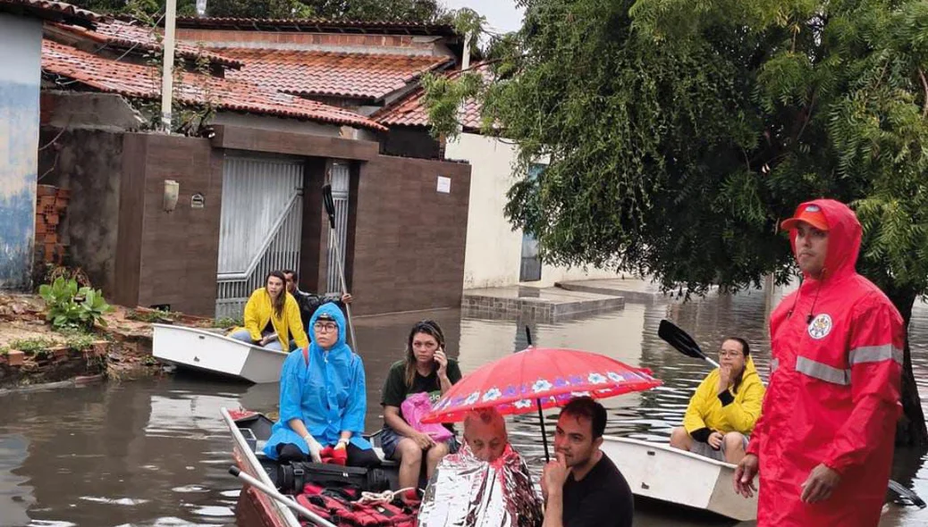 Famílias sendo resgatadas em áreas alagadas