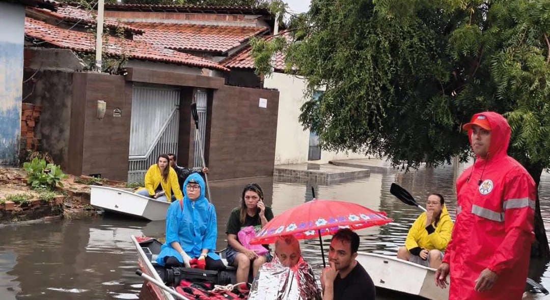 Famílias sendo resgatadas em áreas alagadas