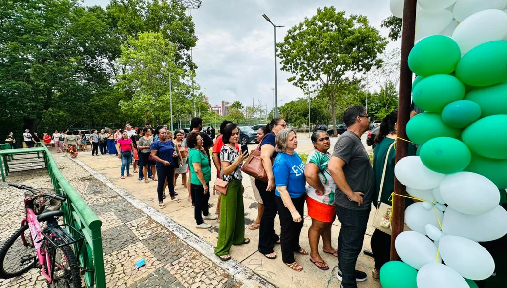 Fila para entrega das rações a protetores de animais independentes