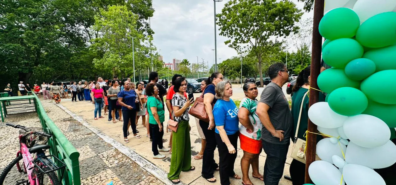 Fila para entrega das rações a protetores de animais independentes