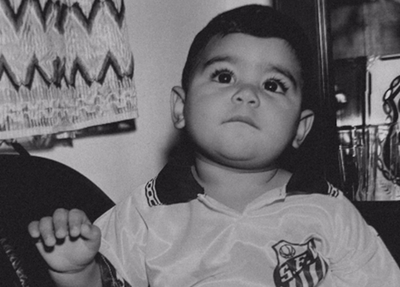 Gabigol quando era criança, vestindo a camisa do Santos
