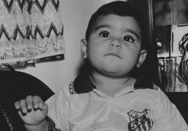 Gabigol quando era criança, vestindo a camisa do Santos
