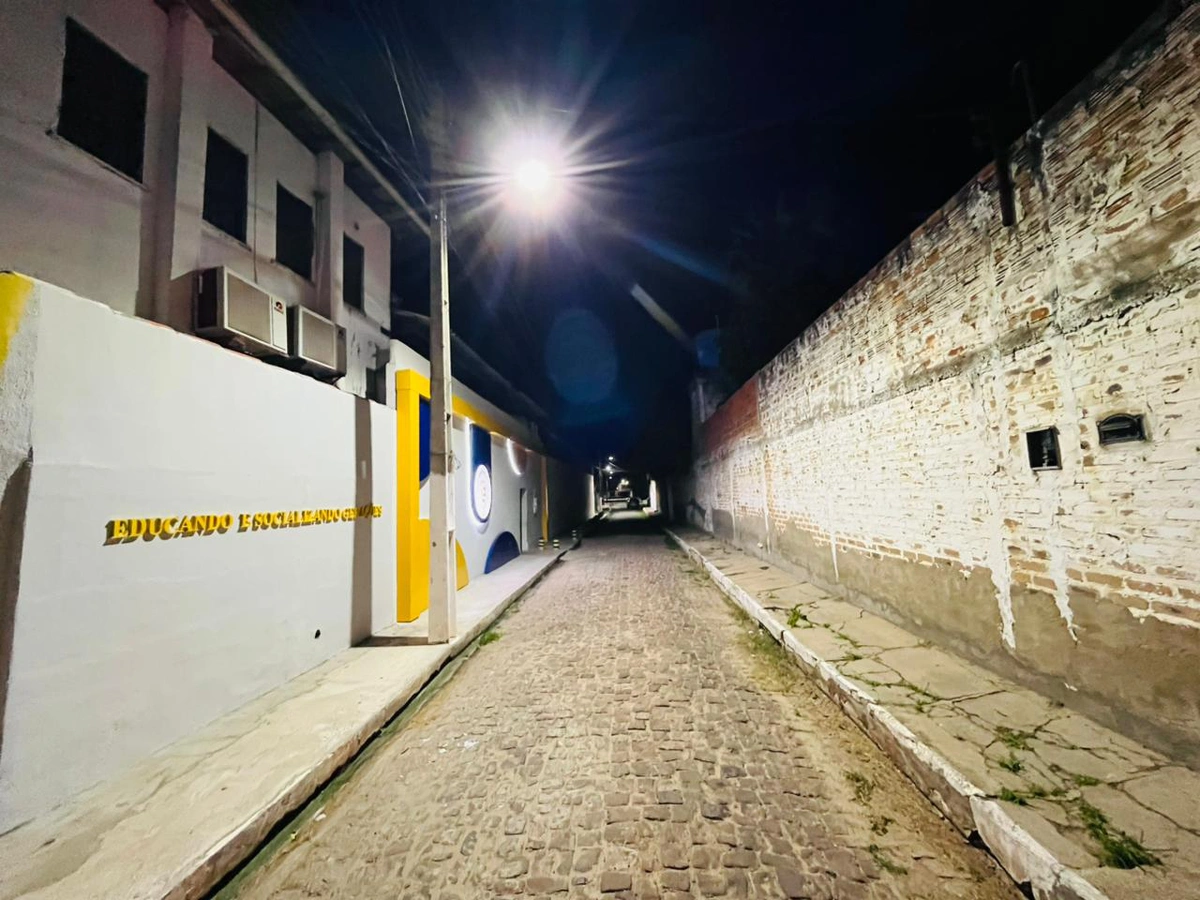 Gestão da prefeita Ivanária Sampaio amplia iluminação pública na Rua José Gomes da Costa em Esperantina