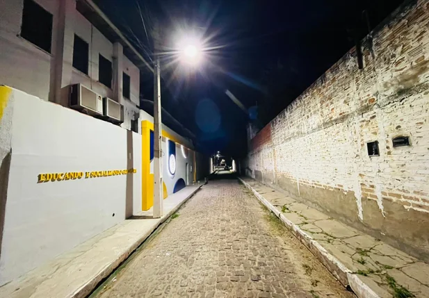 Gestão da prefeita Ivanária Sampaio amplia iluminação pública na Rua José Gomes da Costa em Esperantina