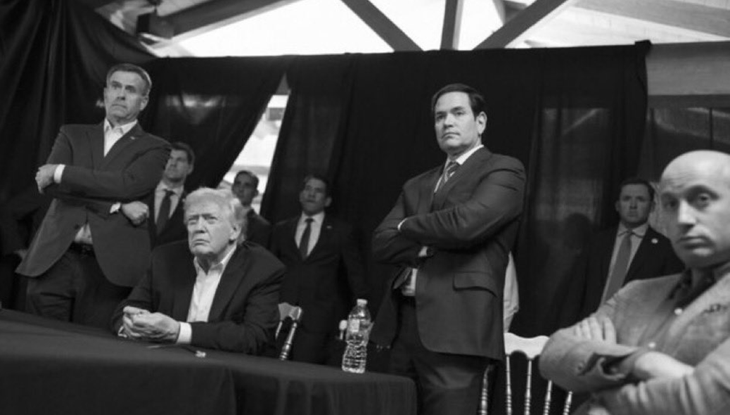 Governo dos EUA divulga fotos de Donald Trump durante a captura de Maduro