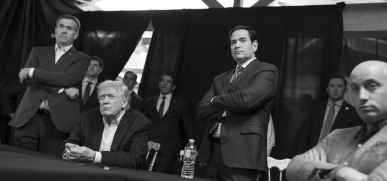 Governo dos EUA divulga fotos de Donald Trump durante a captura de Maduro