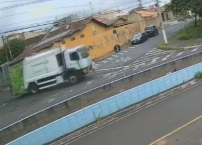 Idosa morre atropelada por caminhão de lixo