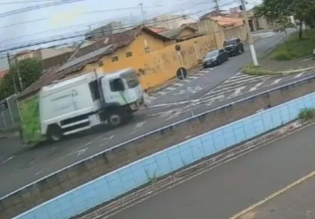 Idosa morre atropelada por caminhão de lixo