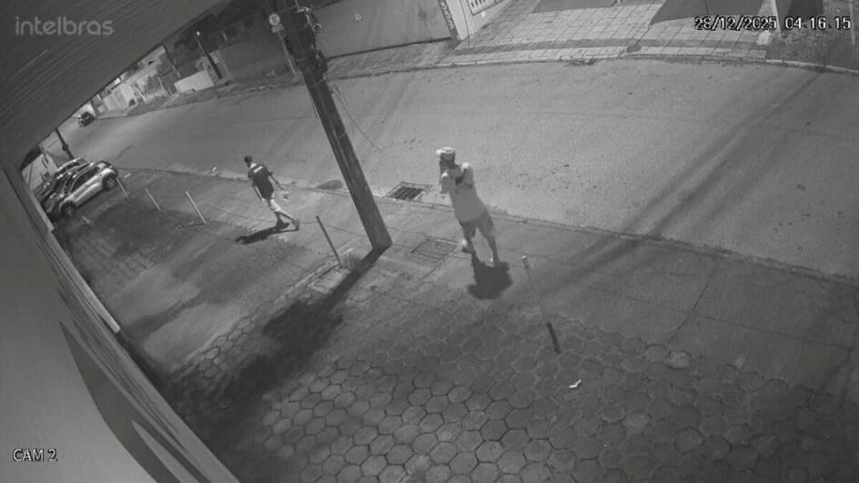 Imagens de câmera de segurança mostram os jovens em São José