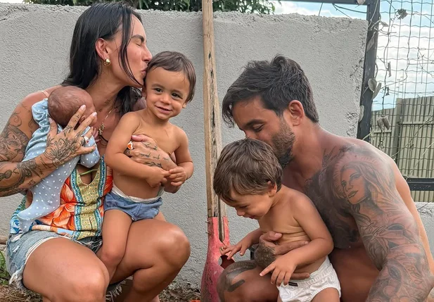 Influenciadora Clara Maia e o marido, André Coelho, com seus três filhos: José, João e Theo