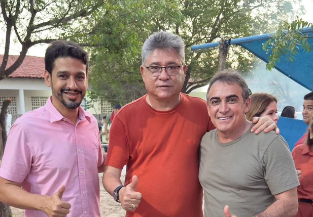 João Mádison ao lado dos prefeitos