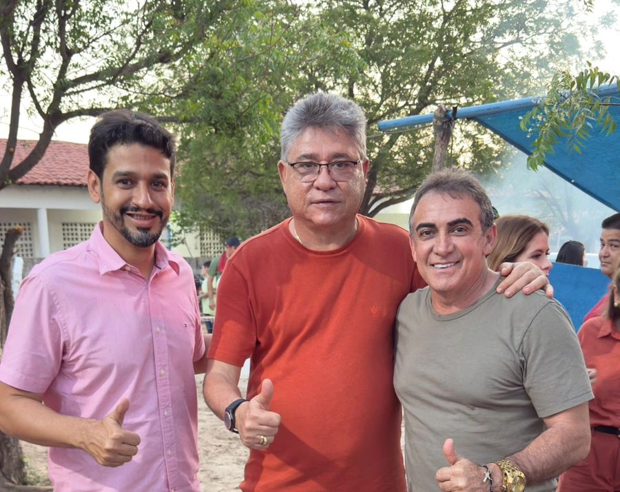 João Mádison ao lado dos prefeitos