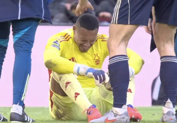 leiro ex-Botafogo falha, se machuca e sai de campo chorando na Premier League