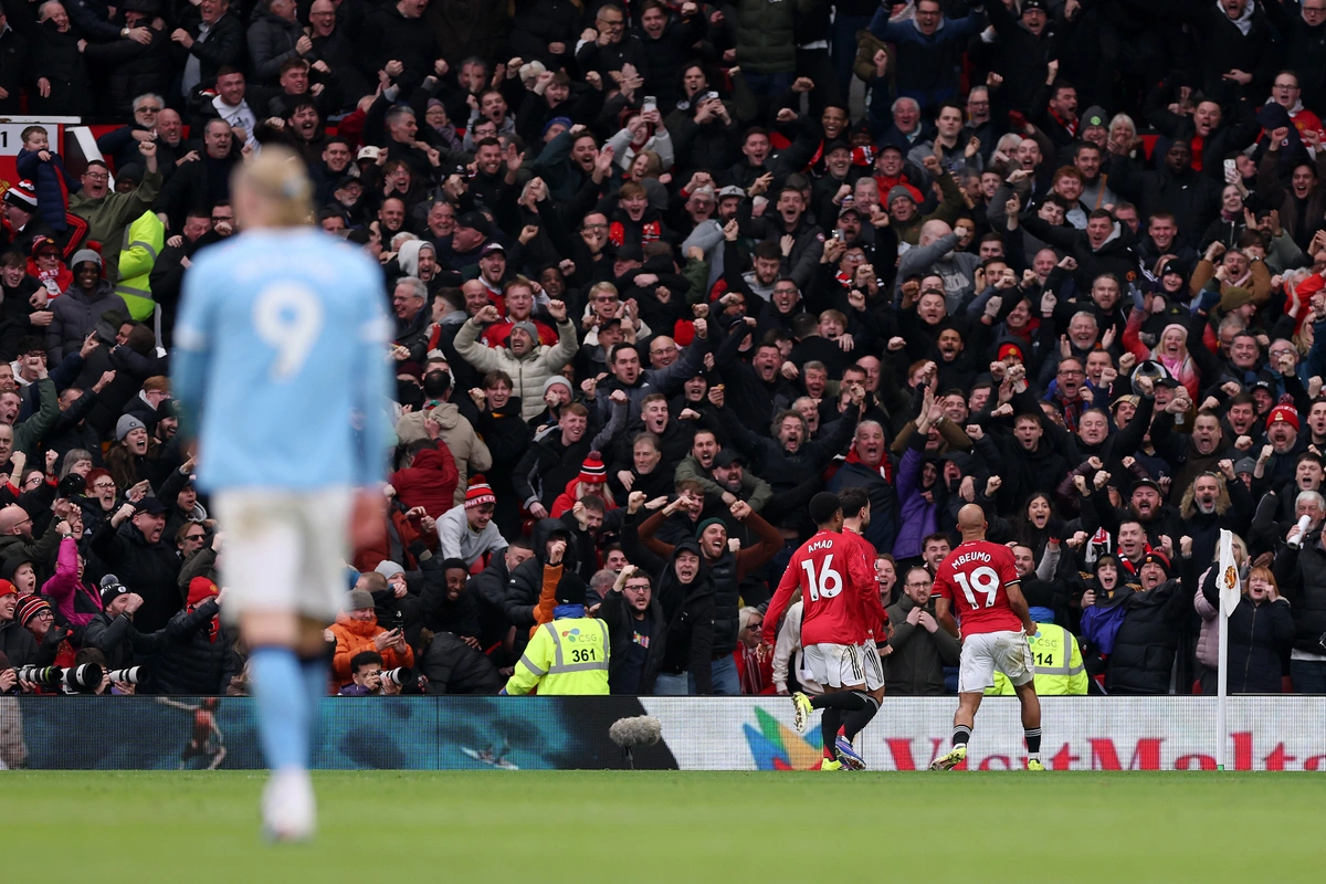 Manchester United vence City na estreia de Michael Carrick como técnico interino