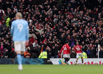 Manchester United vence City na estreia de Michael Carrick como técnico interino