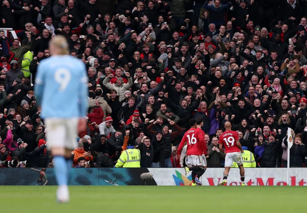 Manchester United vence City na estreia de Michael Carrick como técnico interino