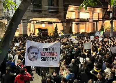 Manifestantes em frente ao Banco Master