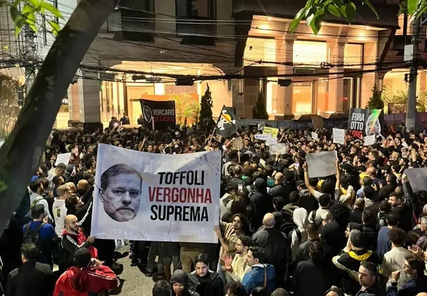 Manifestantes em frente ao Banco Master