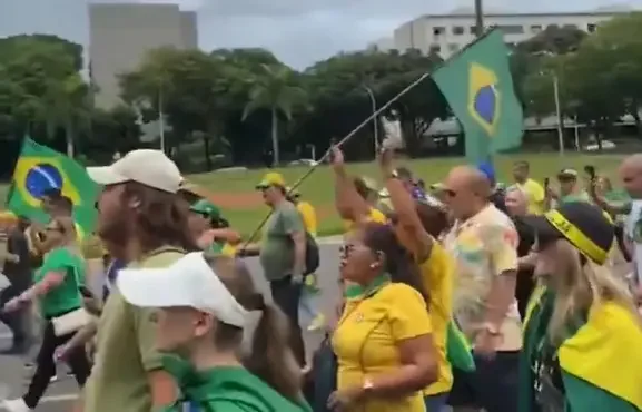 Manifestantes pedem anistia e criticam decisões do STF